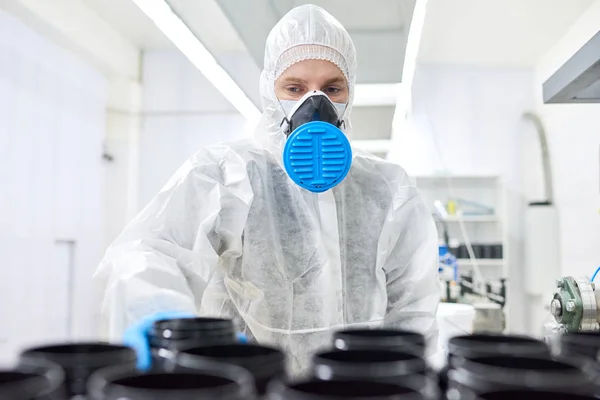 Mitarbeiter Der Sportnahrungsproduktion Schutzkleidung Nehmen Plastikbecher Aus Dem Stapel — Stockfoto