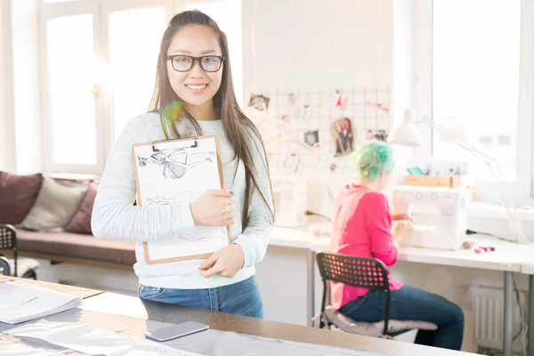 Midja Upp Porträtt Glada Asiatisk Ung Kvinna Håller Modeskisser Och — Stockfoto