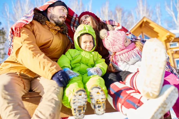 Låg Vinkel Syn Kaukasiska Familj Med Barn Spendera Vacker Vinterdag — Stockfoto