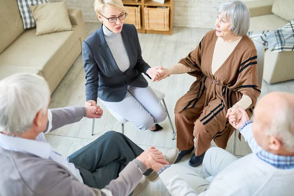 Vista Ángulo Alto Personas Mayores Cogidas Mano Una Sesión Terapia — Foto de Stock