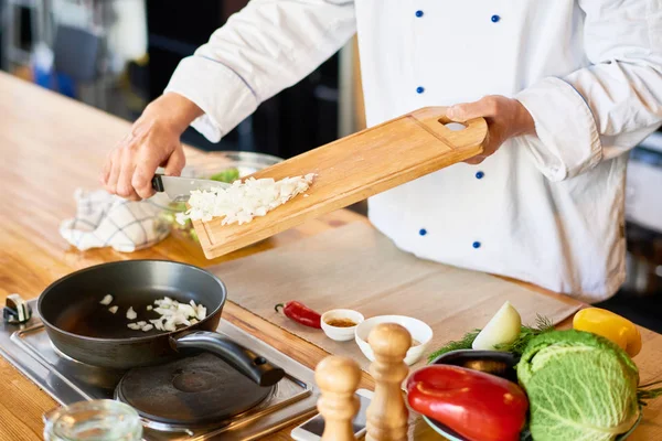 Primer Plano Del Chef Poniendo Cebolla Sartén Estufa — Foto de Stock