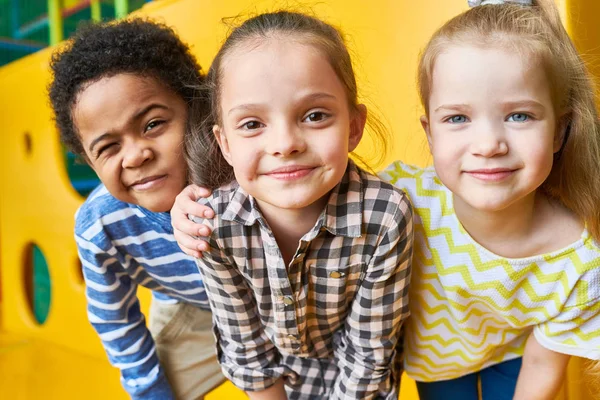 Kleurrijke Portret Van Drie Gelukkige Jonge Geitjes Poseren Camera Kijken — Stockfoto