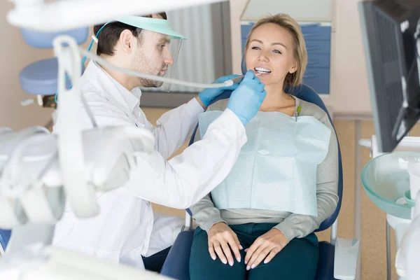 Επαγγελματία Οδοντίατρο Ομοιόμορφο Γεωτρήσεων Δόντι Του Όμορφη Γυναίκα Κάθεται Στην — Φωτογραφία Αρχείου