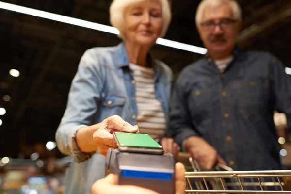 Portret Van Moderne Senior Paar Kopen Van Boodschappen Supermarkt Betalen — Stockfoto