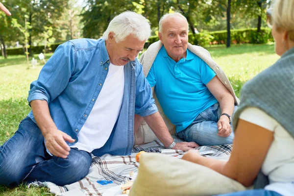 Portrait Group Cheerful Senior Friends Enjoying Picnic Green Lawn Park — Stock Photo, Image