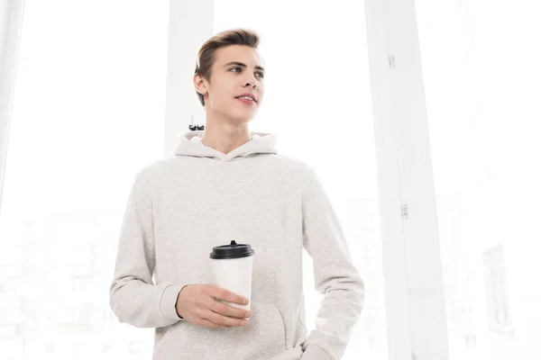 Stilig Manliga Tonåringen Vit Hoodie Stående Mot Fönster Med Kaffe — Stockfoto