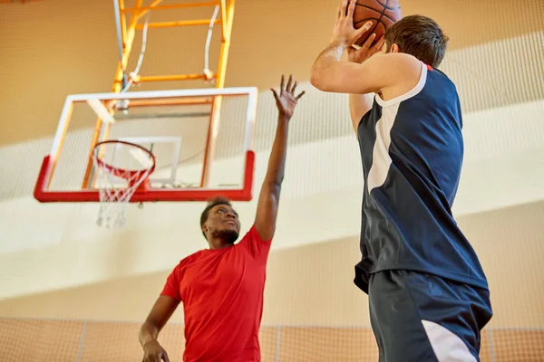 Afrikanisch Amerikanischer Mann Versucht Anwärter Davon Abzuhalten Beim Basketballspielen Turnhalle — Stockfoto