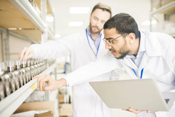 Ingenieros Multiétnicos Ocupados Graves Que Utilizan Ordenador Portátil Mientras Ven — Foto de Stock