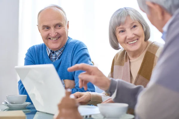 Pacientes Ancianos Alegres Casa Asistida Compartiendo Ordenador Portátil Mientras Enfría — Foto de Stock