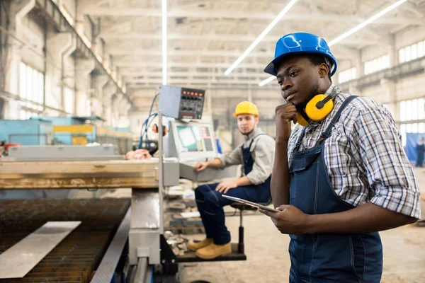 African American Arbetare Bär Övergripande Och Hardhat Löpande Maskin Med — Stockfoto