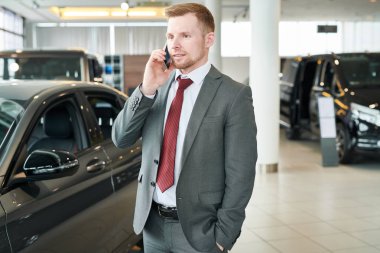 Araç Edilmesidir, cep telefonu konuşurken takım elbiseli genç işadamı