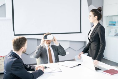 Vr iki meslektaşları ile tablo konferans salonunda toplantı otururken tadını çağdaş işadamı portresi