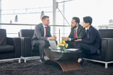 Grup iş adamları modern ofis toplantısı