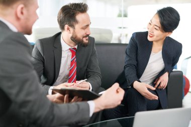 Beyaz çok etnik gruptan oluşan takım birlikte modern toplantı odası toplanan işçiler yaka ve yepyeni onların ortak proje üzerinde beyin fırtınası Asya çalışan geniş gülümseme ile onun meslektaşı seyir hoş