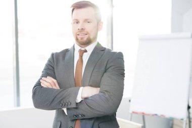 Bel güvenle silah ile ayakta poz başarılı genç işadamı portresi kadar modern ofiste geçti