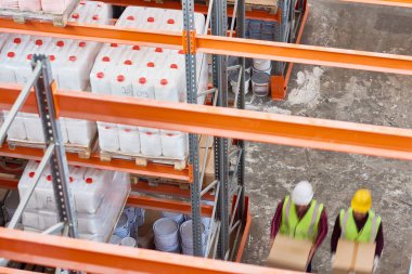 Üstten görünüm arka plan görüntüsü koridorda, kopya alanı iki tanınmaz halde işçi ile modern depo uzun boylu raflar