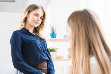 Genç güzel işkadını onun meslektaşı ile iletişim