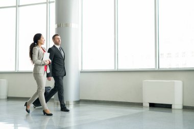 Bagaj taşıma ve meslektaşları rapor ofisinde dinleme olumlu oldukça karışık ırk kadın Yöneticisi eşlik eden emin iş ortağı