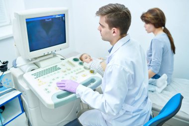 Doktor muayene küçük hasta tıbbi Office ürün yan görünüm