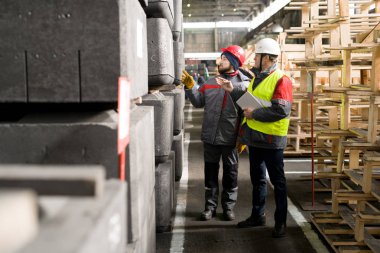 Olgun genç işçi fabrikada, kopya alanı söz üretim işçisi İnceleme kalitesini giyen mühendis tam uzunlukta portresi