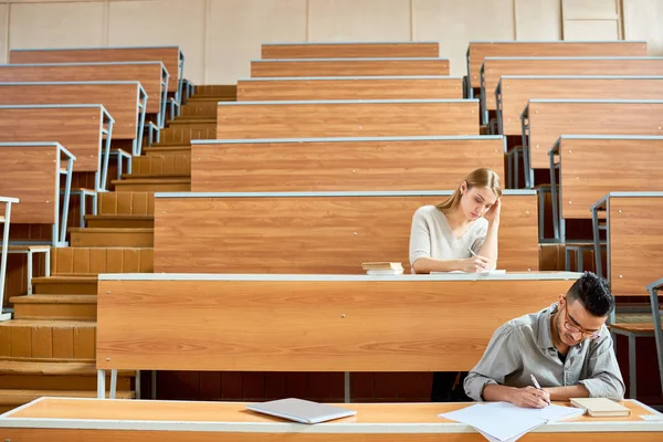 Vue Angle Bas Deux Étudiants Eux Moyen Orient Assis Des — Photo