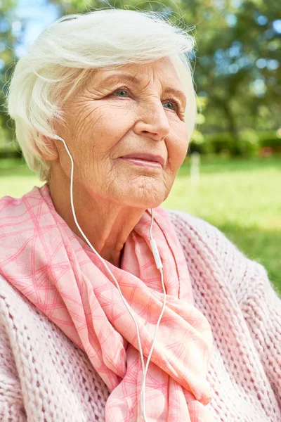 Retrato Una Mujer Mayor Sonriente Escuchando Música Disfrutando Soleado Día — Foto de Stock