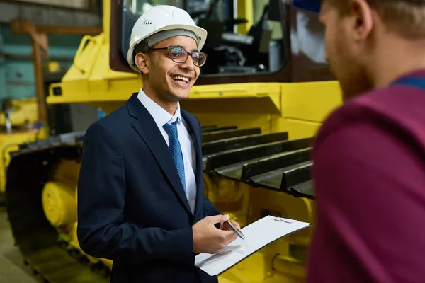 Ler Blandad Ras Inspektör Bär Kostym Och Hardhat Med Småprat — Stockfoto