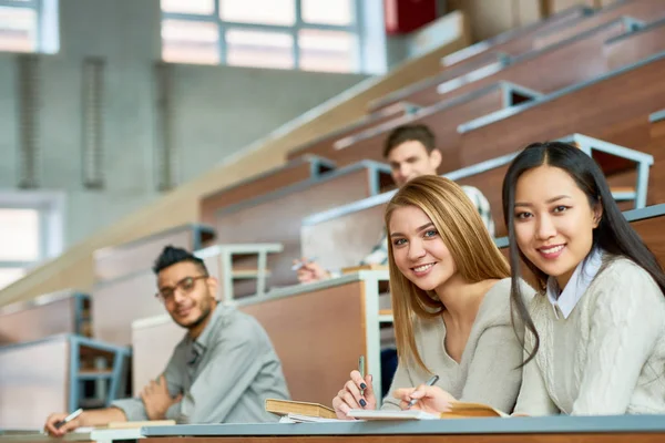 Multiethnische Gruppe Von Studenten Die Tischen Hörsaal Des Modernen College — Stockfoto