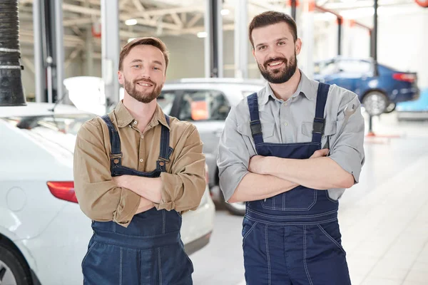 Retrato Cintura Hacia Arriba Dos Trabajadores Barbudos Sonriendo Cámara Mientras — Foto de Stock