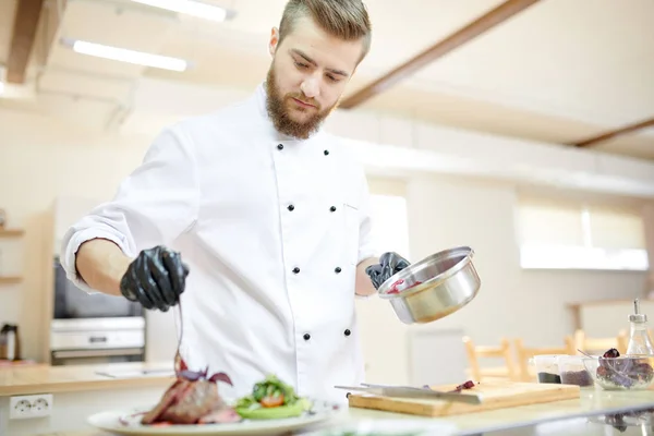 Yakışıklı Profesyonel Şef Servis Tabağı Modern Restoran Mutfakta Yemek Yaparken — Stok fotoğraf