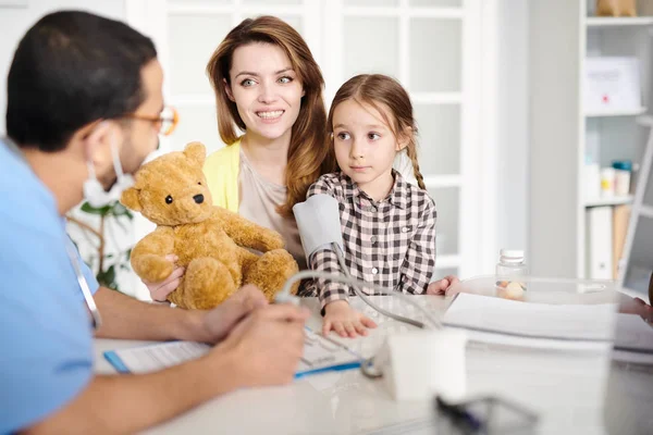 Ritratto Bella Giovane Madre Bambina Carina Che Ascolta Pediatra Durante — Foto Stock