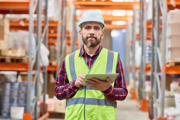 Ritratto Vita Del Lavoratore Maturo Del Magazzino Utilizzando Tablet Digitale — Foto Stock