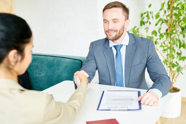 Retrato Gerente Negócios Bonito Apertando Mãos Com Cliente Feminino Parceiro — Fotografia de Stock