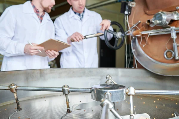 Retrato Dois Jovens Modernos Irreconhecíveis Vestindo Casacos Laboratório Discutindo Processamento — Fotografia de Stock