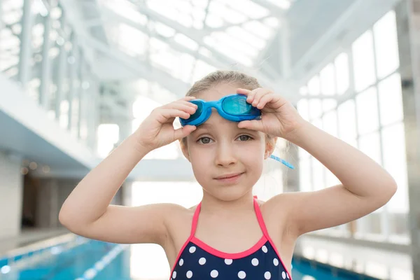 Zufriedene Selbstbewusste Hübsche Mädchen Besuchen Schwimmclub Pool Und Bereiten Sich — Stockfoto