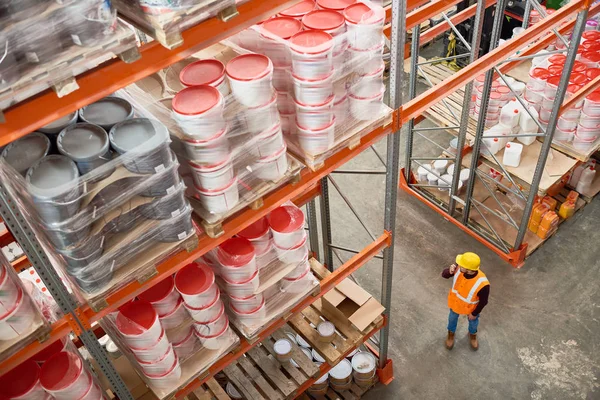 Immagine Sfondo Alto Angolo Scaffali Alti Magazzino Moderno Con Lavoratore — Foto Stock