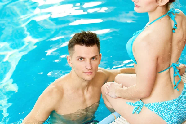 Portrait Handsome Young Man Posing His Girlfriend Clear Blue Swimming — Stock Photo, Image