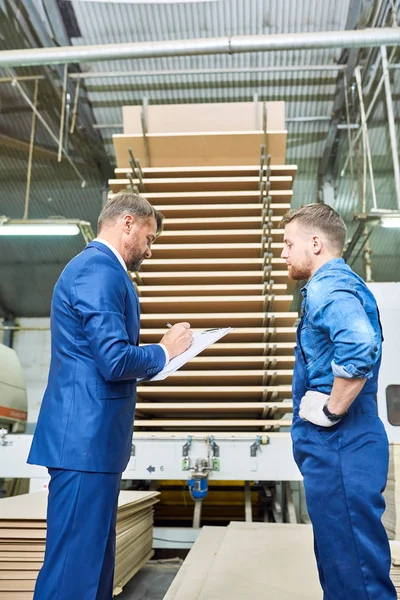 Bakifrån Porträtt Stilig Mogen Inspektör Touring Modern Fabrik För Säkerheten — Stockfoto