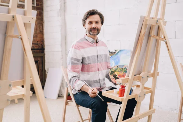 Retrato Hombre Maduro Pintando Sentado Por Caballete Clase Arte Sonriendo — Foto de Stock