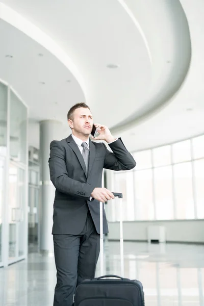 Bavul Ile Modern Havaalanı Salonunda Duran Telefonla Konuşan Başarılı Işadamı — Stok fotoğraf