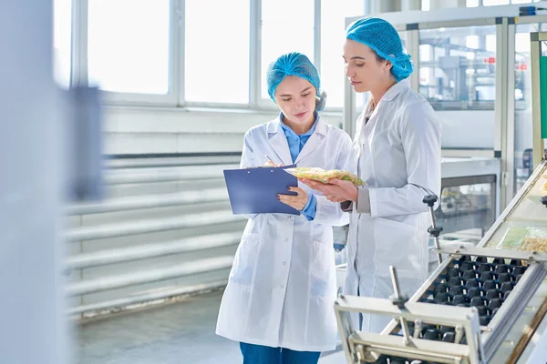 Porträt Zweier Junger Arbeiterinnen Labormänteln Und Frisuren Die Stromversorgungsgeräten Stehen — Stockfoto