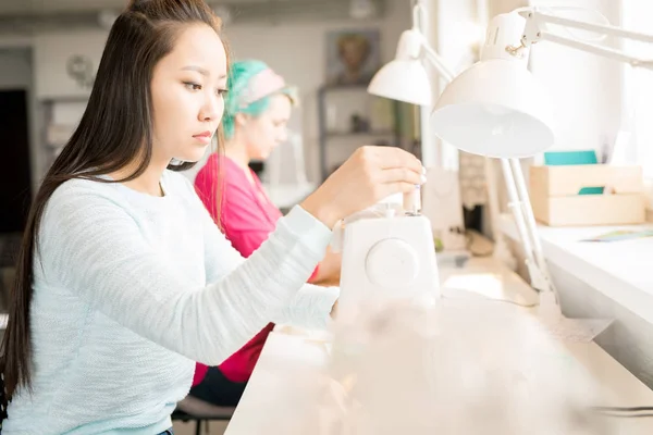 Side View Porträtt Kreativa Asiatisk Kvinna Att Göra Kläder Sitter — Stockfoto