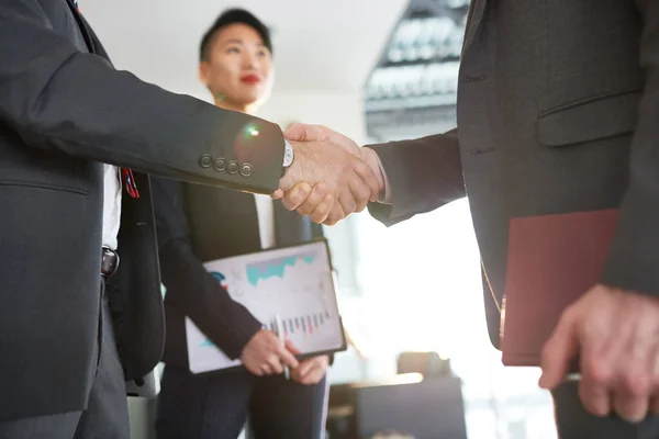 Gente Negocios Concluyendo Trato Dos Hombres Negocios Traje Dándose Mano — Foto de Stock