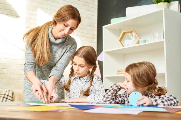 Hermanitas Sentadas Escritorio Madera Sala Estar Moderna Haciendo Tarjeta Felicitación —  Fotos de Stock