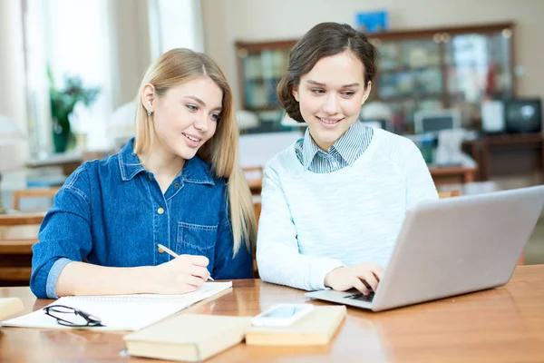 Vrolijke Zeker Aantrekkelijk Student Meisjes Verbinden Met Wifi Moderne Bibliotheek — Stockfoto