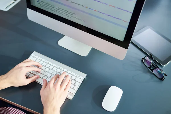 Unerkennbarer Mann Sitzt Bürotisch Und Entwickelt Neues Softwareprogramm Auf Modernem — Stockfoto