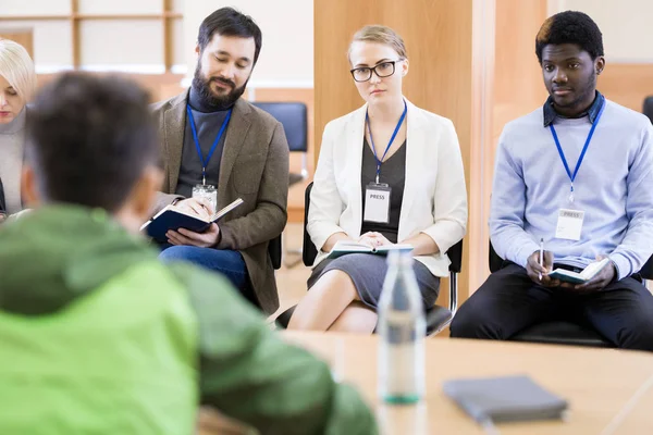 Multi Etnische Groep Van Journalisten Maken Van Notities Luisteren Naar — Stockfoto