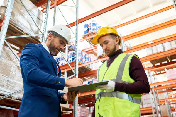 Midja Upp Porträtt Mogen Affärsman Underteckna Papper Urklipp Står Med — Stockfoto