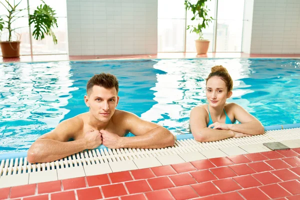Porträt Eines Modernen Jungen Paares Schwimmbad Posiert Der Grenze Und — Stockfoto