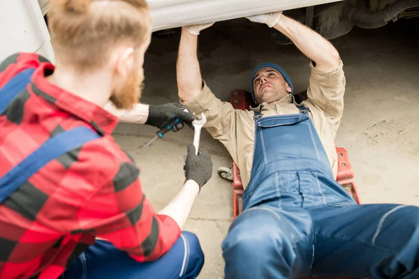 Joven Técnico Profesional Automóviles Tumbado Bajo Camión Fijación Avería Mientras — Foto de Stock